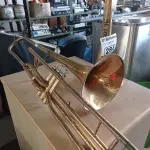 LOTE 284 - 02 INSTRUMENTOS MUSICAIS. (NO ESTADO) ATENÇÃO! FAZER A VISITAÇÃO ANTES DE ARREMATAR, NÃO SABEMOS SE FUNCIONA. LEILÃO NÃO TEM GARANTIA E NEM DEVOLUÇÃO, SUJEITO A POSSÍVEIS AVARIAS VISÍVEIS/OCULTAS E/OU AUSÊNCIA DE COMPONENTES.