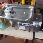 LOTE 338 - 01 MOEDOR DE CARNE BECCARO 110/220V COM CHAVE SELETORA. (NO ESTADO) ATENÇÃO! FAZER A VISITAÇÃO ANTES DE ARREMATAR, NÃO SABEMOS SE FUNCIONA. LEILÃO NÃO TEM GARANTIA E NEM DEVOLUÇÃO, SUJEITO A POSSÍVEIS AVARIAS VISÍVEIS/OCULTAS E/OU AUSÊNCIA DE COMPONENTES.