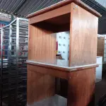 LOTE 542 - 03 MESINHAS EM MADEIRA COM TAMPO DE MÁRMORE. (NO ESTADO) ATENÇÃO! FAZER A VISITAÇÃO ANTES DE ARREMATAR, NÃO SABEMOS SE FUNCIONA. LEILÃO NÃO TEM GARANTIA E NEM DEVOLUÇÃO, SUJEITO A POSSÍVEIS AVARIAS VISÍVEIS/OCULTAS E/OU AUSÊNCIA DE COMPONENTES.