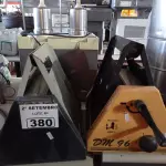 LOTE 380 - 02 MIMEÓGRAFOS. (NO ESTADO) ATENÇÃO! FAZER A VISITAÇÃO ANTES DE ARREMATAR, NÃO SABEMOS SE FUNCIONA. LEILÃO NÃO TEM GARANTIA E NEM DEVOLUÇÃO, SUJEITO A POSSÍVEIS AVARIAS VISÍVEIS/OCULTAS E/OU AUSÊNCIA DE COMPONENTES.