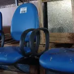 LOTE 579 - 01 LONGARINA DE 03 LUGARES. (NO ESTADO) ATENÇÃO! FAZER A VISITAÇÃO ANTES DE ARREMATAR, NÃO SABEMOS SE FUNCIONA. LEILÃO NÃO TEM GARANTIA E NEM DEVOLUÇÃO, SUJEITO A POSSÍVEIS AVARIAS VISÍVEIS/OCULTAS E/OU AUSÊNCIA DE COMPONENTES.