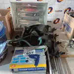 LOTE 407 - 01 LUMINÁRIA DE PÁTIO, 02 CINTOS DE SEGURANÇA, 01 FURADEIRA 110V E VÁRIAS HASTES PARA CERCA ELÉTRICA. (NO ESTADO) ATENÇÃO! FAZER A VISITAÇÃO ANTES DE ARREMATAR, NÃO SABEMOS SE FUNCIONA. LEILÃO NÃO TEM GARANTIA E NEM DEVOLUÇÃO, SUJEITO A POSSÍVEIS AVARIAS VISÍVEIS/OCULTAS E/OU AUSÊNCIA DE COMPONENTES.