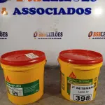 LOTE 398 - 01 BALDE DE SIKACRYL-203, SELANTE ACRÍLICO FLEXÍVEL 5KG E 01 BALDE DE SIKA TOP 107 CINZA, ARGAMASSA POLIMÉRICA IMPERMEABILIZANTE DE ALTO DESEMPENHO.  (NO ESTADO) ATENÇÃO! FAZER A VISITAÇÃO ANTES DE ARREMATAR, NÃO SABEMOS SE FUNCIONA. LEILÃO NÃO TEM GARANTIA E NEM DEVOLUÇÃO, SUJEITO A POSSÍVEIS AVARIAS VISÍVEIS/OCULTAS E/OU AUSÊNCIA DE COMPONENTES.
