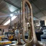 LOTE 376 - 02 INSTRUMENTOS MUSICAIS. (NO ESTADO) ATENÇÃO! FAZER A VISITAÇÃO ANTES DE ARREMATAR, NÃO SABEMOS SE FUNCIONA. LEILÃO NÃO TEM GARANTIA E NEM DEVOLUÇÃO, SUJEITO A POSSÍVEIS AVARIAS VISÍVEIS/OCULTAS E/OU AUSÊNCIA DE COMPONENTES.
