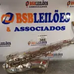LOTE 388 - 01 SAXOFONE. (NO ESTADO) ATENÇÃO! FAZER A VISITAÇÃO ANTES DE ARREMATAR, NÃO SABEMOS SE FUNCIONA. LEILÃO NÃO TEM GARANTIA E NEM DEVOLUÇÃO, SUJEITO A POSSÍVEIS AVARIAS VISÍVEIS/OCULTAS E/OU AUSÊNCIA DE COMPONENTES.
