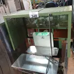 LOTE 348 - 01 MÁQUINA PARA AMARRAÇÃO DE FITILHO. (NO ESTADO) ATENÇÃO! FAZER A VISITAÇÃO ANTES DE ARREMATAR, NÃO SABEMOS SE FUNCIONA. LEILÃO NÃO TEM GARANTIA E NEM DEVOLUÇÃO, SUJEITO A POSSÍVEIS AVARIAS VISÍVEIS/OCULTAS E/OU AUSÊNCIA DE COMPONENTES.