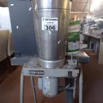 LOTE 306 - 01 LIQUIDIFICADOR BASCULANTE CROYDON. (NO ESTADO) ATENÇÃO! FAZER A VISITAÇÃO ANTES DE ARREMATAR, NÃO SABEMOS SE FUNCIONA. LEILÃO NÃO TEM GARANTIA E NEM DEVOLUÇÃO, SUJEITO A POSSÍVEIS AVARIAS VISÍVEIS/OCULTAS E/OU AUSÊNCIA DE COMPONENTES.