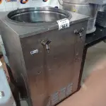 LOTE 361 - 01 REFRESQUEIRA INDUSTRIAL EM AÇO INOX. (NO ESTADO) ATENÇÃO! FAZER A VISITAÇÃO ANTES DE ARREMATAR, NÃO SABEMOS SE FUNCIONA. LEILÃO NÃO TEM GARANTIA E NEM DEVOLUÇÃO, SUJEITO A POSSÍVEIS AVARIAS VISÍVEIS/OCULTAS E/OU AUSÊNCIA DE COMPONENTES.