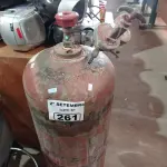 LOTE 261 - 01 CILINDRO DE GÁS ACETILENO “VAZIO”. (NO ESTADO) ATENÇÃO! FAZER A VISITAÇÃO ANTES DE ARREMATAR, NÃO SABEMOS SE FUNCIONA. LEILÃO NÃO TEM GARANTIA E NEM DEVOLUÇÃO, SUJEITO A POSSÍVEIS AVARIAS VISÍVEIS/OCULTAS E/OU AUSÊNCIA DE COMPONENTES.