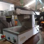 LOTE 426 - 01 CORTADOR DE FRIOS. (NO ESTADO) ATENÇÃO! FAZER A VISITAÇÃO ANTES DE ARREMATAR, NÃO SABEMOS SE FUNCIONA. LEILÃO NÃO TEM GARANTIA E NEM DEVOLUÇÃO, SUJEITO A POSSÍVEIS AVARIAS VISÍVEIS/OCULTAS E/OU AUSÊNCIA DE COMPONENTES.