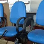 LOTE 581 - 01 LONGARINA DE 03 LUGARES. (NO ESTADO) ATENÇÃO! FAZER A VISITAÇÃO ANTES DE ARREMATAR, NÃO SABEMOS SE FUNCIONA. LEILÃO NÃO TEM GARANTIA E NEM DEVOLUÇÃO, SUJEITO A POSSÍVEIS AVARIAS VISÍVEIS/OCULTAS E/OU AUSÊNCIA DE COMPONENTES.