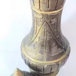 LOTE 029 - POTICHE AFRICANO EM CERÂMICA PATINADA, REALÇADO A OURO, MED 77 CM.(NO ESTADO)