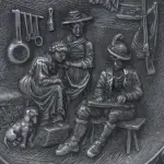LOTE 033 - PRATO DE PAREDE DECORATIVO  EM PEWTER, MEDIDAS: 25,8 CM DE DIÂMETRO (NO ESTADO)