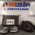 LOTE 206 - 02 – PARES DE CALÇADOS MASCULINO Nº 37 (NO ESTADO, NÃO SABEMOS SE FUNCIONA. LEILÃO NÃO TEM GARANTIA E NEM DEVOLUÇÃO, SUJEITO A POSSÍVEIS AVARIAS VISÍVEIS/OCULTAS E/OU AUSÊNCIA DE COMPONENTES)