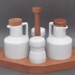 LOTE 039 - LINDO GALHETEIRO EM MADEIRA E PORCELANA, COM TALHERES PARA SERVIR, MEDIDA: 15/24CM (NO ESTADO)