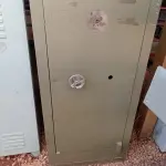 LOTE 609 - 01 COFRE. (NO ESTADO) ATENÇÃO! FAZER A VISITAÇÃO ANTES DE ARREMATAR, NÃO SABEMOS SE FUNCIONA. LEILÃO NÃO TEM GARANTIA E NEM DEVOLUÇÃO, SUJEITO A POSSÍVEIS AVARIAS VISÍVEIS/OCULTAS E/OU AUSÊNCIA DE COMPONENTES.
