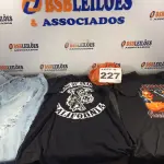 LOTE 227 - 13 – PEÇAS DE ROUPAS MASCULINAS DIVERSAS (NO ESTADO, NÃO SABEMOS SE FUNCIONA. LEILÃO NÃO TEM GARANTIA E NEM DEVOLUÇÃO, SUJEITO A POSSÍVEIS AVARIAS VISÍVEIS/OCULTAS E/OU AUSÊNCIA DE COMPONENTES)