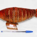 LOTE 028 - RARA E DIFERENTE ESCULTURA EM MADEIRA, A PEÇA SE MOVIMENTA, 30 CM.(NO ESTADO)