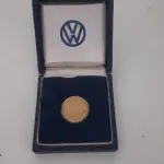 LOTE 020 - MEDALHA DE OURO COMEMORAÇÃO DE  1 MILHÃO DE FUSCAS FABRICADOS NO BRASIL - 1970 - SÃO BERNARDO DO CAMPO - DIÂMETRO 22 MM - PESANDO 7 GRAMAS - MATERIAL - OURO (900) - GRAVADOR - A.M (NO ESTADO)