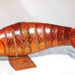 LOTE 028 - RARA E DIFERENTE ESCULTURA EM MADEIRA, A PEÇA SE MOVIMENTA, 30 CM.(NO ESTADO)