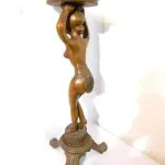 LOTE 026 - FRUTEIRA DE ESCULTURA EM MADEIRA MACIÇA - 89 CM ALTURA (NO ESTADO)
