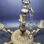 LOTE 002 - ANTIGO LUSTRE DE 6 BOCAIS, EM METAL 51CM ALTURA X 63CM DE DIÂMETRO (NO ESTADO)