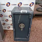 LOTE 622 - 01 COFRE. (NO ESTADO) ATENÇÃO! FAZER A VISITAÇÃO ANTES DE ARREMATAR, NÃO SABEMOS SE FUNCIONA. LEILÃO NÃO TEM GARANTIA E NEM DEVOLUÇÃO, SUJEITO A POSSÍVEIS AVARIAS VISÍVEIS/OCULTAS E/OU AUSÊNCIA DE COMPONENTES.