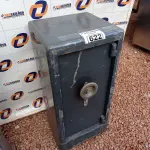 LOTE 622 - 01 COFRE. (NO ESTADO) ATENÇÃO! FAZER A VISITAÇÃO ANTES DE ARREMATAR, NÃO SABEMOS SE FUNCIONA. LEILÃO NÃO TEM GARANTIA E NEM DEVOLUÇÃO, SUJEITO A POSSÍVEIS AVARIAS VISÍVEIS/OCULTAS E/OU AUSÊNCIA DE COMPONENTES.