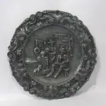 LOTE 033 - PRATO DE PAREDE DECORATIVO  EM PEWTER, MEDIDAS: 25,8 CM DE DIÂMETRO (NO ESTADO)