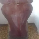 LOTE 022 - CADEIRA  EM MADEIRA MACIÇA DÉCADA DE 70 DESENHOS DE FRISOS PÉS E ENCOSTO ALTO, MEDINDO 105X45X45 (NO ESTADO)
