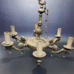 LOTE 002 - ANTIGO LUSTRE DE 6 BOCAIS, EM METAL 51CM ALTURA X 63CM DE DIÂMETRO (NO ESTADO)