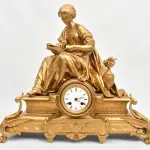 LOTE 046 - RELÓGIO DE MESA  EM METAL FRANCÊS SÉCULO XIX.  AVALIADA EM 5 MIL REAIS (APARENTE BANHADO) MEDIDA: 45 CM DE ALTURA X 15 CM DE PROFUNDIDADE X 50 CM LARGURA; RELÓGIO COMPLETO COM PÊNDULO, MÁQUINA E CHAVE. (NO ESTADO)