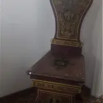 LOTE 022 - CADEIRA  EM MADEIRA MACIÇA DÉCADA DE 70 DESENHOS DE FRISOS PÉS E ENCOSTO ALTO, MEDINDO 105X45X45 (NO ESTADO)
