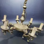 LOTE 002 - ANTIGO LUSTRE DE 6 BOCAIS, EM METAL 51CM ALTURA X 63CM DE DIÂMETRO (NO ESTADO)