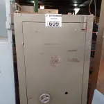 LOTE 609 - 01 COFRE. (NO ESTADO) ATENÇÃO! FAZER A VISITAÇÃO ANTES DE ARREMATAR, NÃO SABEMOS SE FUNCIONA. LEILÃO NÃO TEM GARANTIA E NEM DEVOLUÇÃO, SUJEITO A POSSÍVEIS AVARIAS VISÍVEIS/OCULTAS E/OU AUSÊNCIA DE COMPONENTES.