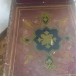 LOTE 022 - CADEIRA  EM MADEIRA MACIÇA DÉCADA DE 70 DESENHOS DE FRISOS PÉS E ENCOSTO ALTO, MEDINDO 105X45X45 (NO ESTADO)