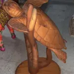 LOTE 048 - ESCULTURA  IMPORTADA TARTARUGA MADEIRA NOBRE APROXIMADAMENTE 90 CM DE ALTURA (NO ESTADO)