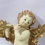 LOTE 032 - LINDA ESCULTURA IMPORTADA  ANJO, EM RESINA ITALIANA  MONTEFIORI, EM RICA POLICROMIA, ACOMPANHA CAIXA ORIGINAL, MARCADO COM ETIQUETA ORIGINAL NA PARTE POSTERIOR. MEDIDAS: 30 CM DE ALTURA X 20 CM DE LARGURA (NO ESTADO)