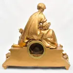 LOTE 046 - RELÓGIO DE MESA  EM METAL FRANCÊS SÉCULO XIX.  AVALIADA EM 5 MIL REAIS (APARENTE BANHADO) MEDIDA: 45 CM DE ALTURA X 15 CM DE PROFUNDIDADE X 50 CM LARGURA; RELÓGIO COMPLETO COM PÊNDULO, MÁQUINA E CHAVE. (NO ESTADO)