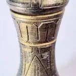 LOTE 029 - POTICHE AFRICANO EM CERÂMICA PATINADA, REALÇADO A OURO, MED 77 CM.(NO ESTADO)