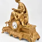 LOTE 046 - RELÓGIO DE MESA  EM METAL FRANCÊS SÉCULO XIX.  AVALIADA EM 5 MIL REAIS (APARENTE BANHADO) MEDIDA: 45 CM DE ALTURA X 15 CM DE PROFUNDIDADE X 50 CM LARGURA; RELÓGIO COMPLETO COM PÊNDULO, MÁQUINA E CHAVE. (NO ESTADO)