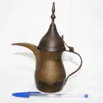 LOTE 030 - ANTIGO BULE  ÁRABE EM METAL COM  ALTURA 18,5 CM.(NO ESTADO)