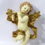 LOTE 032 - LINDA ESCULTURA IMPORTADA  ANJO, EM RESINA ITALIANA  MONTEFIORI, EM RICA POLICROMIA, ACOMPANHA CAIXA ORIGINAL, MARCADO COM ETIQUETA ORIGINAL NA PARTE POSTERIOR. MEDIDAS: 30 CM DE ALTURA X 20 CM DE LARGURA (NO ESTADO)