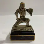 LOTE 035 - ANTIGO PORTA CAIXA FOSFORO SAMURAI DE METAL (NO ESTADO)