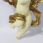 LOTE 032 - LINDA ESCULTURA IMPORTADA  ANJO, EM RESINA ITALIANA  MONTEFIORI, EM RICA POLICROMIA, ACOMPANHA CAIXA ORIGINAL, MARCADO COM ETIQUETA ORIGINAL NA PARTE POSTERIOR. MEDIDAS: 30 CM DE ALTURA X 20 CM DE LARGURA (NO ESTADO)