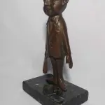 LOTE 008 - MINI ESCULTURA DE BRONZE NA BASE DE   MÁRMORE, MR. BEAN.  19CM (NO ESTADO)