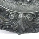 LOTE 033 - PRATO DE PAREDE DECORATIVO  EM PEWTER, MEDIDAS: 25,8 CM DE DIÂMETRO (NO ESTADO)