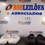 LOTE 139 - 02 – PARES DE CALÇADOS FEMININO Nº 37/38 (NO ESTADO, NÃO SABEMOS SE FUNCIONA. LEILÃO NÃO TEM GARANTIA E NEM DEVOLUÇÃO, SUJEITO A POSSÍVEIS AVARIAS VISÍVEIS/OCULTAS E/OU AUSÊNCIA DE COMPONENTES)