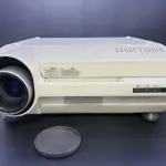 LOTE 003 - PROJETOR LCD SHARP VISION XV-S55U (NO ESTADO)