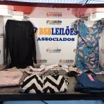 LOTE 025 - 15 – PEÇAS DE ROUPAS FEMININAS DIVERSAS (NO ESTADO, NÃO SABEMOS SE FUNCIONA. LEILÃO NÃO TEM GARANTIA E NEM DEVOLUÇÃO, SUJEITO A POSSÍVEIS AVARIAS VISÍVEIS/OCULTAS E/OU AUSÊNCIA DE COMPONENTES)